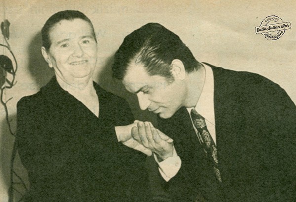 Erol Yılmaz Akçal, annesi Zemzem ve babası Yusuf İzzet Akçal ile.