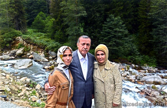 Sümeyye Erdoğan Bayraktar, Cumhurbaşkanı Recep Tayyip Erdoğan ve eşi Emine Erdoğan
