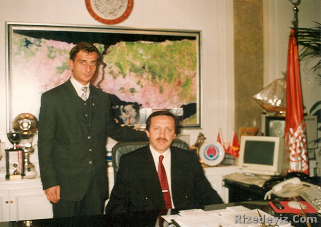 Fatih Sultan Kar, Recep Tayyip Erdoğan ile İstanbul Büyükşehir Belediye Başkanı seçildiği günlerde makamında hatıra fotoğrafı çektirmişti.