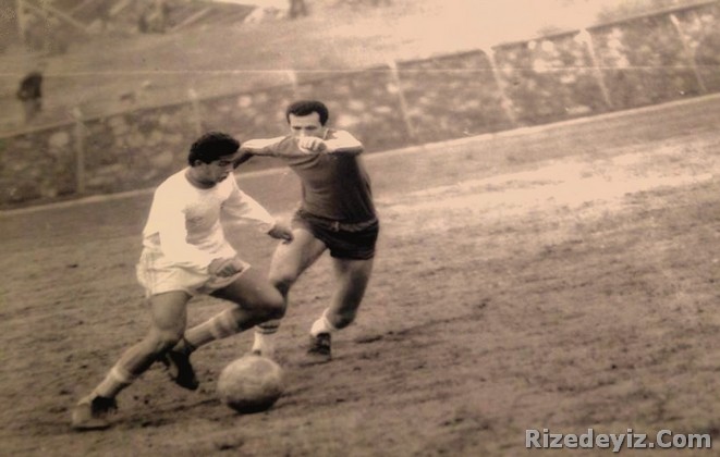 Recep Tayyip Erdoğanın İETT forması altında bir maçta rakibinde topu kapmaya çalışıyor