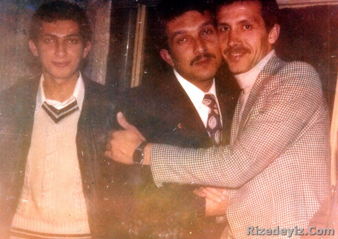Mahallenin Yakışıklı Ağabeyleri: İstanbul Milletvekili Metin Külünk, Cumhurbaşkanı Recep Tayyip Erdoğan ve bir arkadaşları 1979 yılında çekilen fotoğrafta bir arada