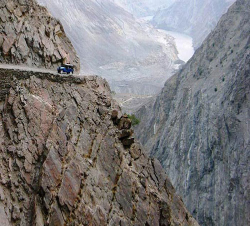 Çoğu insan trafikten şikayet eder. Ya tek bi yol olsaydı hem de aşılması zor? Bakın ve kendiniz karar verin...