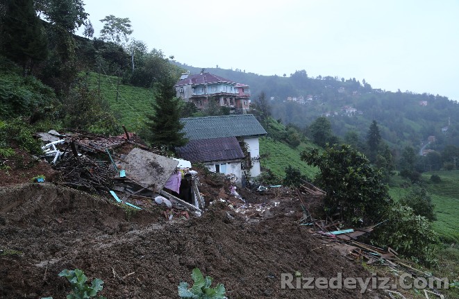 Rize`nin Pazar ilçesine bağlı Aktaş Köyünde meydana gelen toprak kaymasında çöken iki katlı evin altında kalan Kemal ve Ümmiye Doğan çifti hayatını kaybetti.