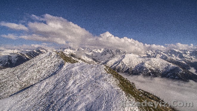 Kaçkar Dağları`nın, ender ekosisteme sahip Pokut ve Sal yaylalarında sonbahar yaşanırken, 2 bin 400 rakımlı Huser Yaylası`na yağan kar, doğa ve fotoğraf tutkunlarının ilgi odağı oluyor.