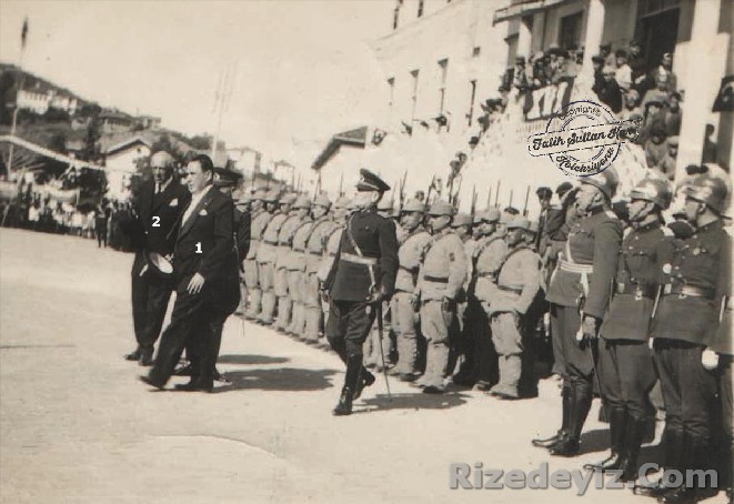 Göreve gelir gelmez Rize iline bir şehir planı hazırlatan Rize Valisi Nuh Cenap Aksu (1) ve Mehmet Mataracı (2) Rizenin düşman işgalinden kurtuluşu anısına yapılan törende 1945