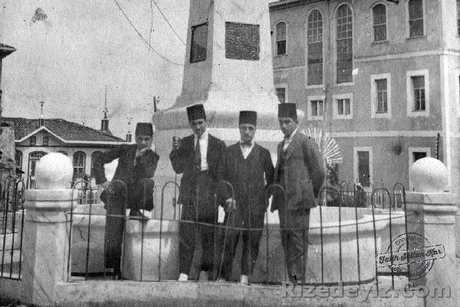 Rize Abidesi önünde hatıra fotoğrafı çektiren Rizeli gençler 1923