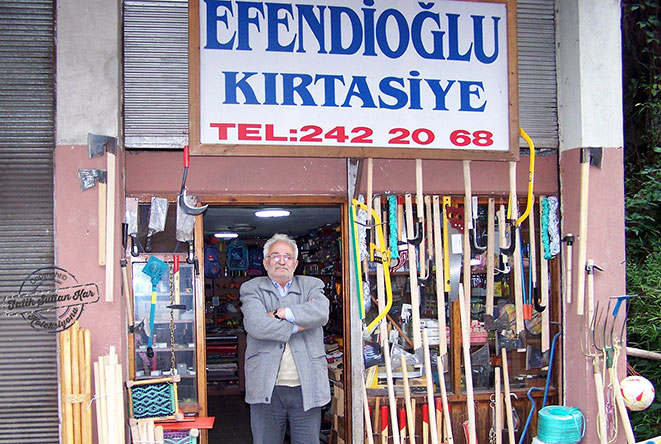 Osman Efendioğlu; Taşköprü köyünde bulunan ve sahibi olduğu Efendioğlu Kirtasiyenin önünde. (Rize, 2008)