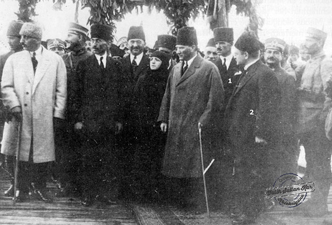 Atatürk memleketinde!
Genç Türkiye Cumhuriyetinin çiçeği burnunda vilayeti Rize, 1924 yılının 17-18 Nisanında en anlamlı günlerinden birini yaşadı. Rizeye eşi Latife Hanım ile gelen M.Kemal Atatürkün sağında Vali Hurşit Bey ve Üç Alilerden Ali Zırh yer alıyor.