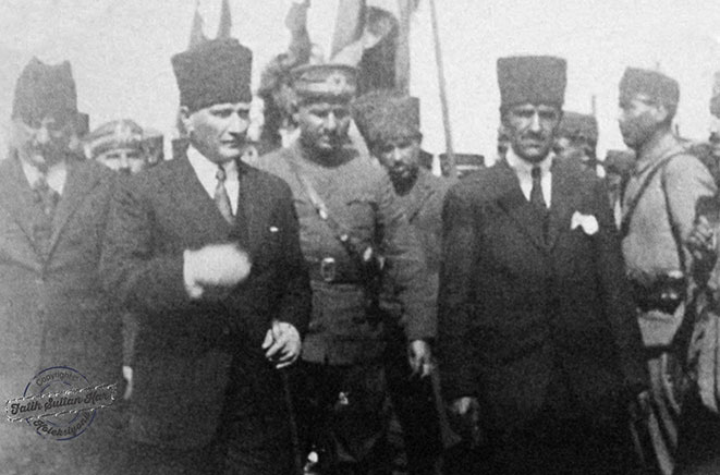 Gazi Mustafa Kemal Paşa kendisini Rize İskelesinde karşılayan Rize Valisi Mehmet Hurşıt Beyle Hükümet Konağına doğru giderken