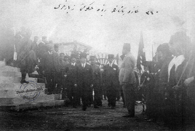 Mustafa Kemal Atatürk Rize Hükümet Konağından ayrılırken