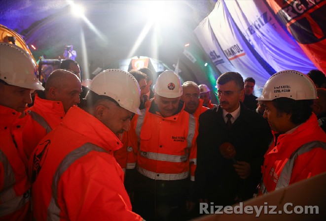 Başbakan Binali Yıldırım, Ovit Tünelinin 2017 sonunda hizmete gireceğini belirterek, Ona göre hesabınızı, çalışmanızı yapın. Bir an önce artık bu hasret bitsin. Dağlar geçit versin, milletimiz birbiriyle buluşsun, kardeşliğimiz daim olsun. dedi.