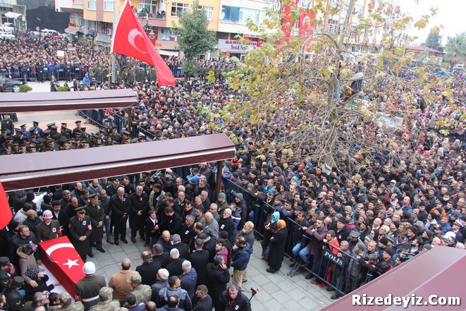 Kayseride çarşı iznine çıkan askerlerin bulunduğu halk otobüsüne bomba yüklü araçla düzenlenen saldırıda şehit olan er, 20 yaşındaki Uğur Korkmaz, memleketi Rize`de yaklaşık 10 bin kişinin katıldığı cenaze namazının ardından toprağa verildi.