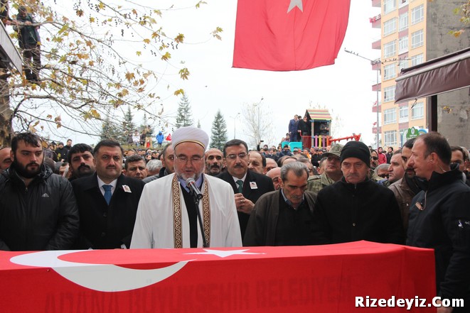 Kayseride çarşı iznine çıkan askerlerin bulunduğu halk otobüsüne bomba yüklü araçla düzenlenen saldırıda şehit olan er, 20 yaşındaki Uğur Korkmaz, memleketi Rize`de yaklaşık 10 bin kişinin katıldığı cenaze namazının ardından toprağa verildi.