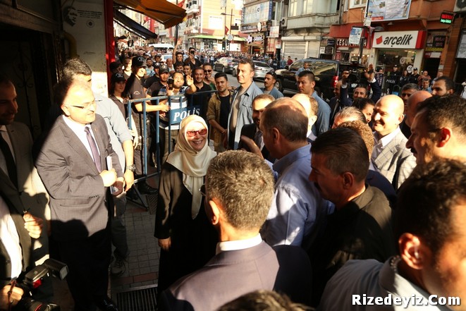 Çeşitli temaslarda bulunmak üzere Cumartesi gecesi Babaocağı Rizeye gelen Cumhurbaşkanı Recep Tayyip Erdoğan, Pazar sabahı konutunda çeşitli görüşmeler yaptıktan sonra Güneysu`nun Adacami Mahallesinde yapımı süren Recep Tayyip Erdoğan Üniversitesi (RTEÜ) Geliştirme Vakfı Güneysu Konutları inşaat alanında ilk inceleme yaptı. 