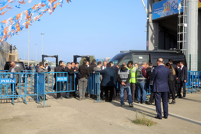 Partisinin Rize, Bayburt ve Gümüşhane`deki kongrelerine katılmak için bölgeye gelen Cumhurbaşkanı Recep Tayyip Erdoğan, Cuma gecesini geçirdiği Güneysu İlçesi Merkez Mahallesi`ndeki konutundan saat 11.45 sıralarında ayrıldı. İlçede kendisini bekleyen vatandaşları selamlayan Erdoğan,  daha sonra bölgedeki bazı yatırımları incelemek üzere Güneysu Futbol Sahası`ndaki helikopterle havalandı. Cumhurbaşkanı Erdoğan`a Gençlik ve Spor Bakanı Osman Aşkın Bak, AK Parti Genel Başkan Yardımcısı Hayati Yazıcı, Rize Valisi Erdoğan Bektaş da eşlik etti. Helikopterin havalanacağı sırada çevrede toplanan çocuklar ve kalabalık cep telefonuyla da görüntü almaya çalıştı.