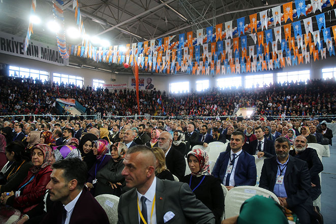 Cumhurbaşkanı ve AK Parti Genel Başkanı Recep Tayyip Erdoğan, Yenişehir Kapalı Spor Salonu`nda düzenlenen AK Parti Rize Olağan Kongresi`ne katıldı. Erdoğan`a, eşi Emine Erdoğan`ın yanı sıra İçişleri Bakanı Süleyman Soylu, Milli Savunma Bakanı Nurettin Canikli, Gençlik ve Spor Bakanı Osman Aşkın Bak, Ulaştırma Denizcilik ve Haberleşme Bakanı Ahmet Arslan, AK Parti Genel Başkan Yardımcıları, Hayati Yazıcı, Mahir Ünal, Çiğdem Karaaslan ve Ravza Kavakçı Kan eşlik etti.