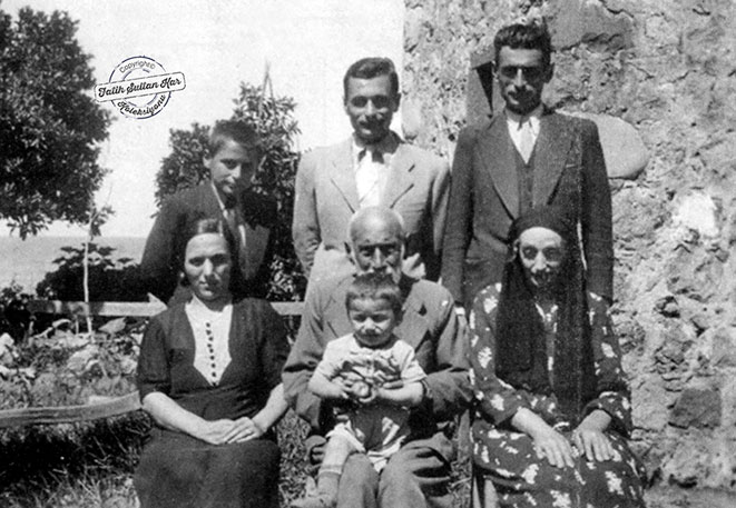 KAZMAZ AİLESİ: Ayaktakiler; sağ başta Süleyman Kazmazın ağabeyi Mustafa Asım, ortada Süleyman Kazmaz, sol başta kardeşi Mahmut Esat Kazmaz. Oturanlar; sağ başta annesi Hüsniye, ortada babası Hacı Hafız Osman, kucağında torunu Kemal, sol başta Mustafa Kazmazın eşi Saime; Çayelinde evlerinin bahçesinde.