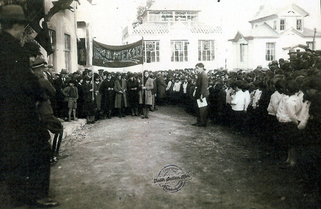 KAZMAZ NUTUK OKUYOR: Rize Ortaokulu öğrencisi Süleyman Kazmaz İktisat Bayramında Halk Fırkası önünde nutkunu okurken. (Rize, 12 Aralık 1931)