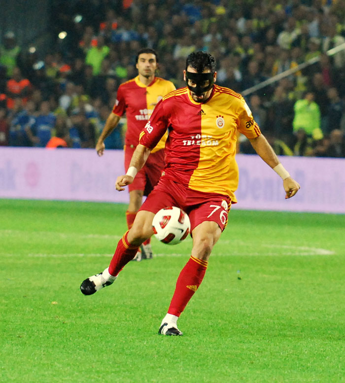 Son 10 maçtır rakibine Saraçoğlu`nu dar eden Fenerbahçe Kadıköy`de bambaşka bir Galatasaray buldu. Sarı Kırmızılı takım inanılmaz gol pozisyonlarını harcarken Fener taraftarı saç baş yoldu...