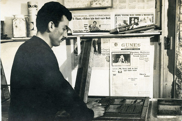 Metin İslamoğlu, Güneş Gazetesinde dizgi yapıyor 1969