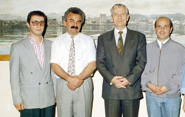 Gazeteciler Ömer Şan, Metin İslamoğlu ve Faik Bakoğlu dönemin Rize Valisi Erol Uğurlu ile gözükmektedir 1993