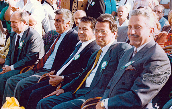 Rizeliler bir arada: Ahmet Kabil, Şadan Tuzcu, Şadan Kalkavan, Mesut Yılmaz ve Orhan Keçeli. (Rize Vakfı, Sarıyer, İstanbul, 1998)