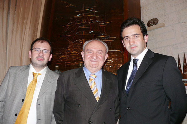 Ahmet Kabil ve çocukları Murat (sol başta) ve Vedat (sağ başta). (Rize, 2010)