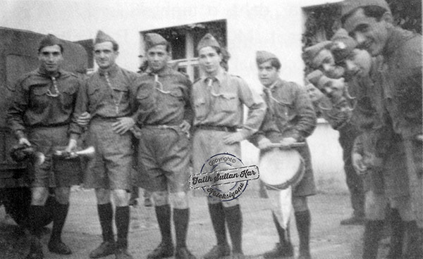 Rize Yapı Enstitüsü öğrencisi izci Ahmet Kabil arkadaşlarıyla.
Soldan sağa; Ahmet Kabil, Mehmet Özşahin, Mehmet Çoğalmış (diğerleri bilinmiyor). (Rize, 2 Mart 1958)