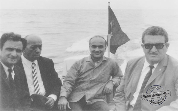 Ahmet Kabil (10. Bölge Kontrol Mühendisi), Ekrem Orhon (Rize Belediye Başkanı), Hikmet Kavasoğlu (Karayolları 10. Bölge Müdürü) ve Servet Bayramoğlu (Karayolları Genel Müdürü) Rize şehir geçişi için denizden güzergâh tespitinde bulunuyorlar. (Rize, 1967)