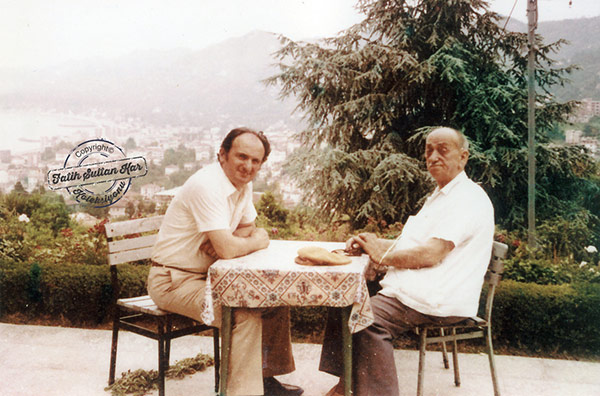 Ahmet Kabil ve Rizenin Baba Reis lakaplı unutulmaz belediye başkanı Ekrem Orhonun Rize Ziraat Bahçesinde çektirdikleri bu fotoğraf ölümsüz bir hatıra olarak kaldı. (Rize, 1983)