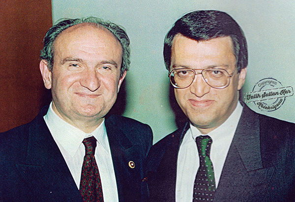 Ahmet Kabil ve zamanın başbakanı Mesut Yılmaz. (Ankara, 1996)