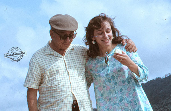 Ekrem Orhon kendisi gibi Rize sevdalısı kızı Çayhan Orhon Dervişoğlu ile Rize açıklarında deniz gezintisinde