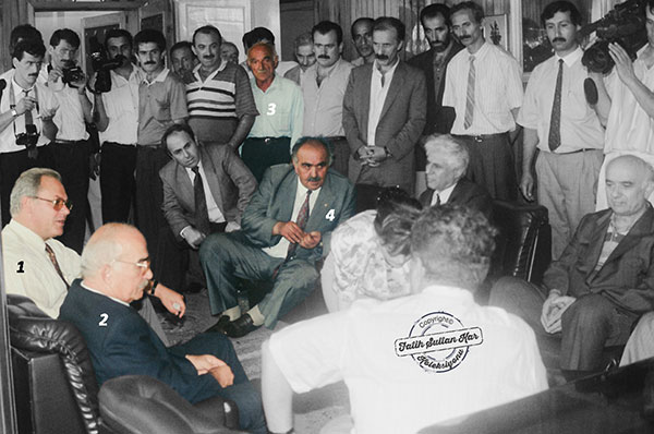 Sağlık Bakanı Yıldırım Aktunanın Rize Belediyesini ziyaretinde ilimize katkıları bulunan ve şu an aramızda olmayan Tuncer Ergüven (1), Memiş Ali Usta (2), Cavit Özgür (3) ve Nihat Mete (4) ayrı karede yer alıyorlar. Rize 1971

9. Cumhurbaşkanı Süleyman Demirelin Rize ziyaretinde halka hitap etmek için kürsüye doğru yol alırken Nihat Mete kendisine eşlik ediyor (Rize, 7 Eylül 1993)