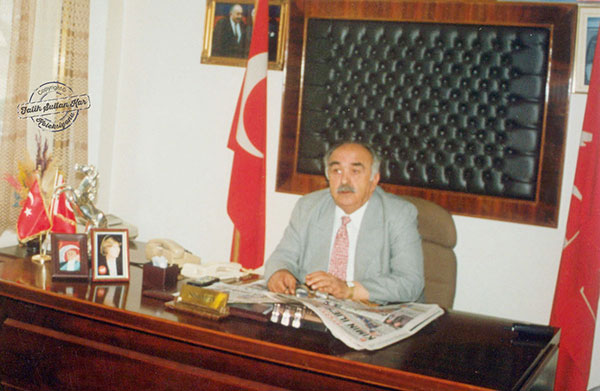 Fotoğrafta, Nihat Mete kendisiyle bütünleşen Doğru Yol Partisi Rize İl Başkanlığı koltuğunda gözükmektedir. Rize 1996