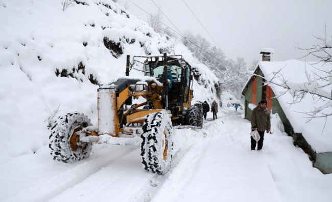 Rize'de Kar Yağışı Nedeniyle 220 Köye Ulaşım Sağlanamıyor