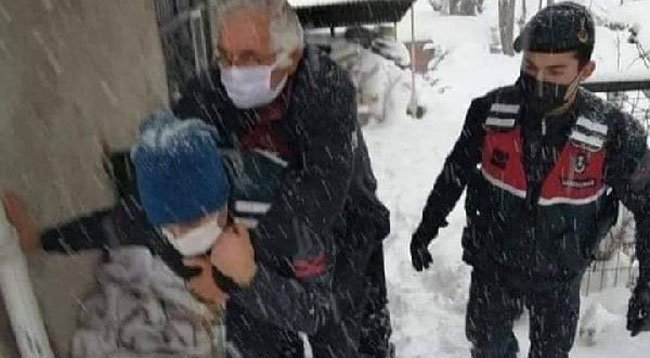 Rahatsızlanan Yaşlı Adamı Ambulansa Jandarma Taşıdı