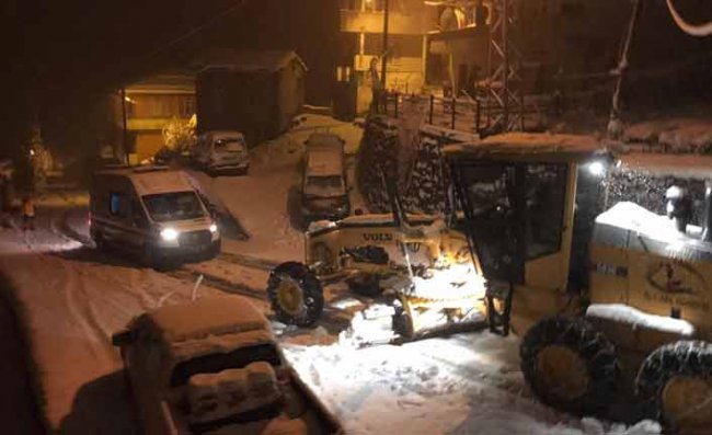 Kar Nedeniyle Yolda Kalan Ambulansın Yardımına Koştular