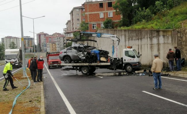 Rize'de Otomobil Duvara Çarptı: 1 Ölü, 1 Yaralı