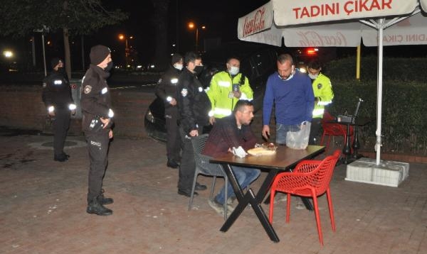 Kaza yapan iki arkadaş, hiçbir şey olmamış gibi restoranda yemek yedi