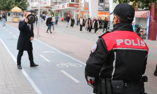 Maskesiz yakalanınca yüzünü şapkayla kapattı