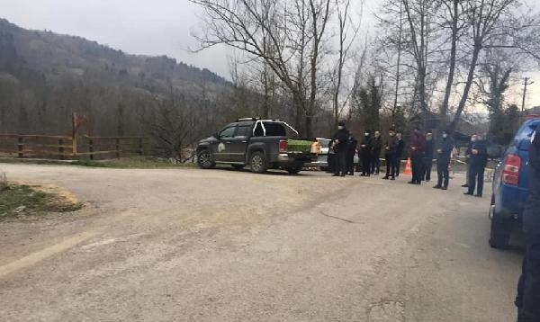 Karantinadaki köye girilemeyince jandarma noktasında cenaze namazı kılındı