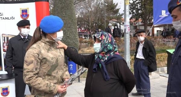 Kadın astsubayın omzuna elini koyup, 'Sizlerle gurur duyuyorum' dedi