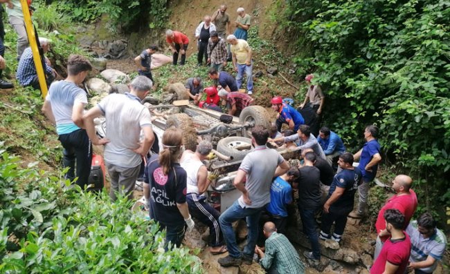 Rize’de çay yüklü kamyonet dereye yuvarlandı: 5 yaralı