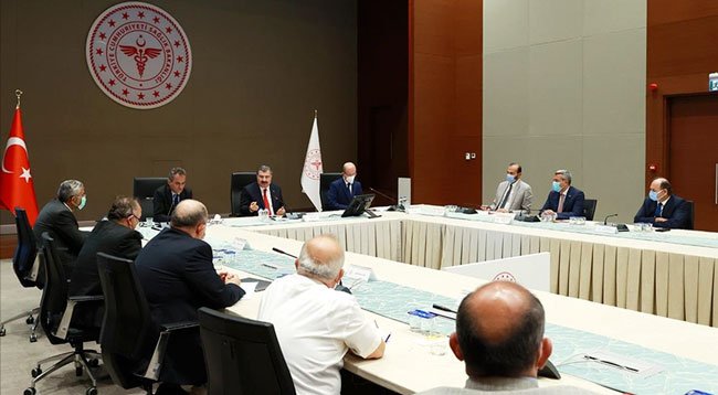 Bakan Koca: Kovid-19'dan vefat edenlerin yüzde 90'ı ya aşı olmamış veya aşıları eksik kişiler