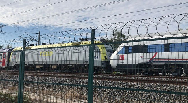 Tuzla'da duramayan tren, istasyonda bekleyen trene çarptı