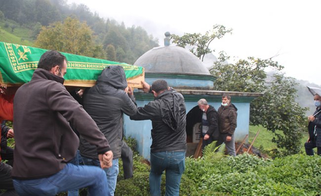 32 yıl önce yaptığı mezara defnedildi