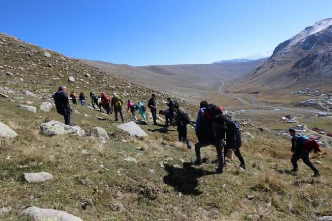 Sağlık çalışanları ve dağcılar buzul gölüne tırmandı