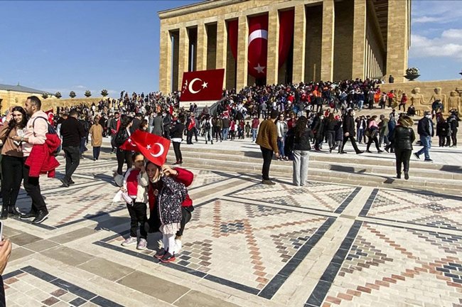 Cumhuriyetin 98'inci yılında Anıtkabir'de ziyaretçi yoğunluğu yaşandı