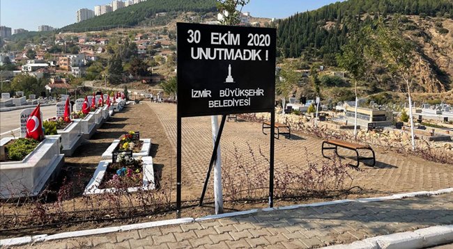 İzmir depreminde hayatını kaybedenler mezarları başında anılıyor