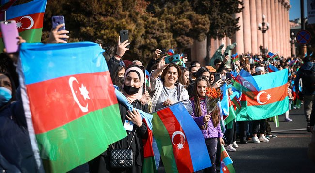 Azerbaycan'ın Karabağ zaferinin 1. yılında binlerce kişi Bakü'de yürüdü